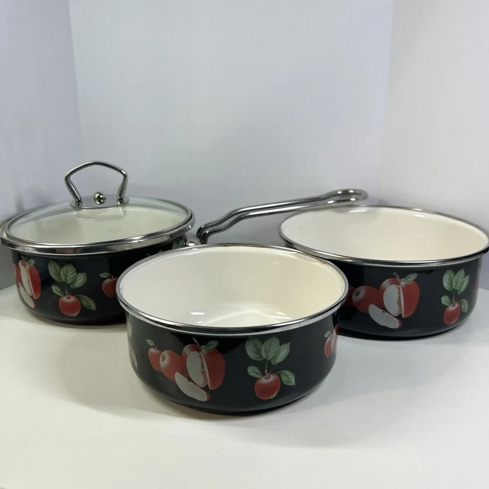 Vintage Ginnys Enamel Pan and 2 Bowls Apples Red Black Lot of 3‎ Movie Prop